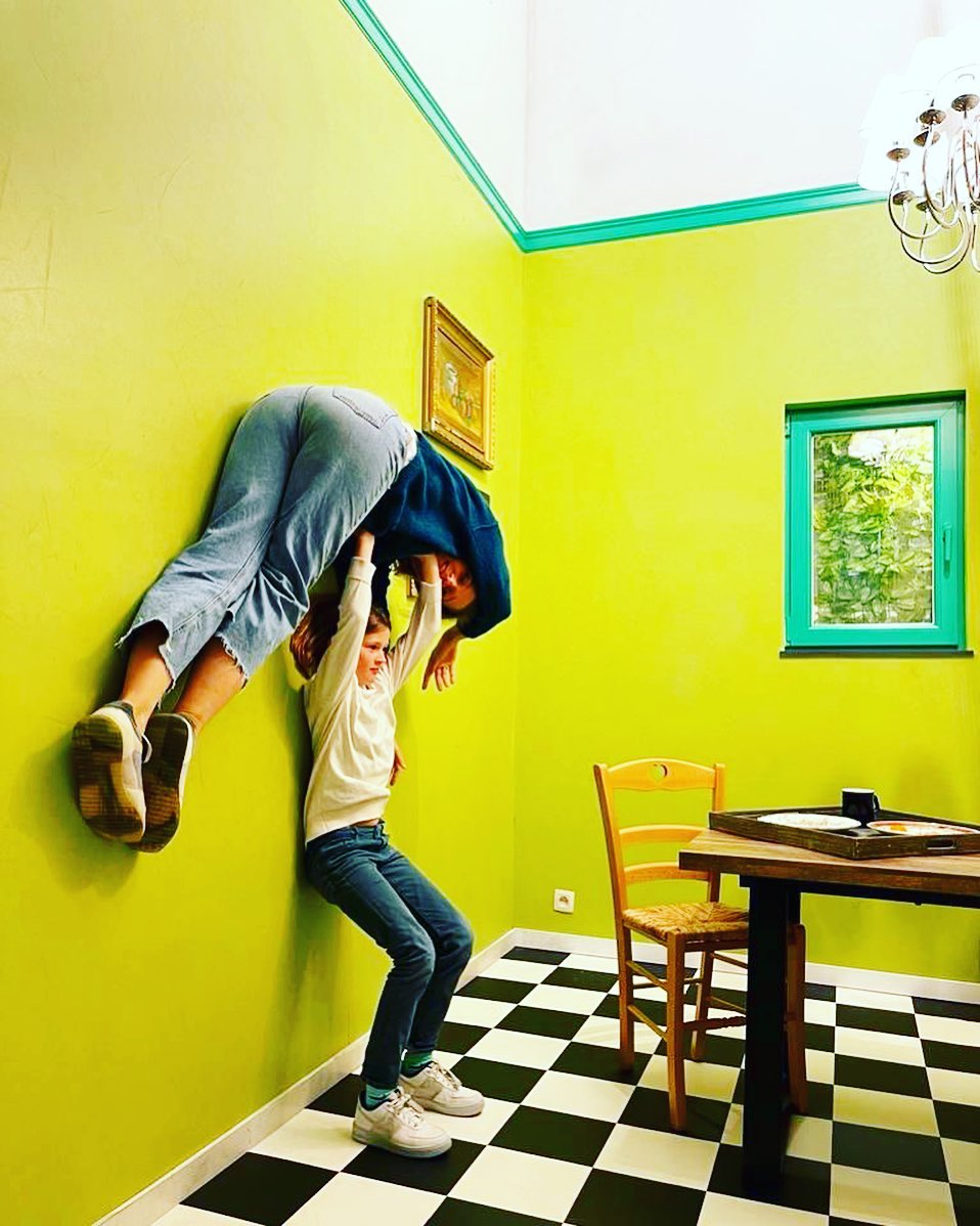 Visiteurs découvrant des illusions d'optique à Illusion Brussels