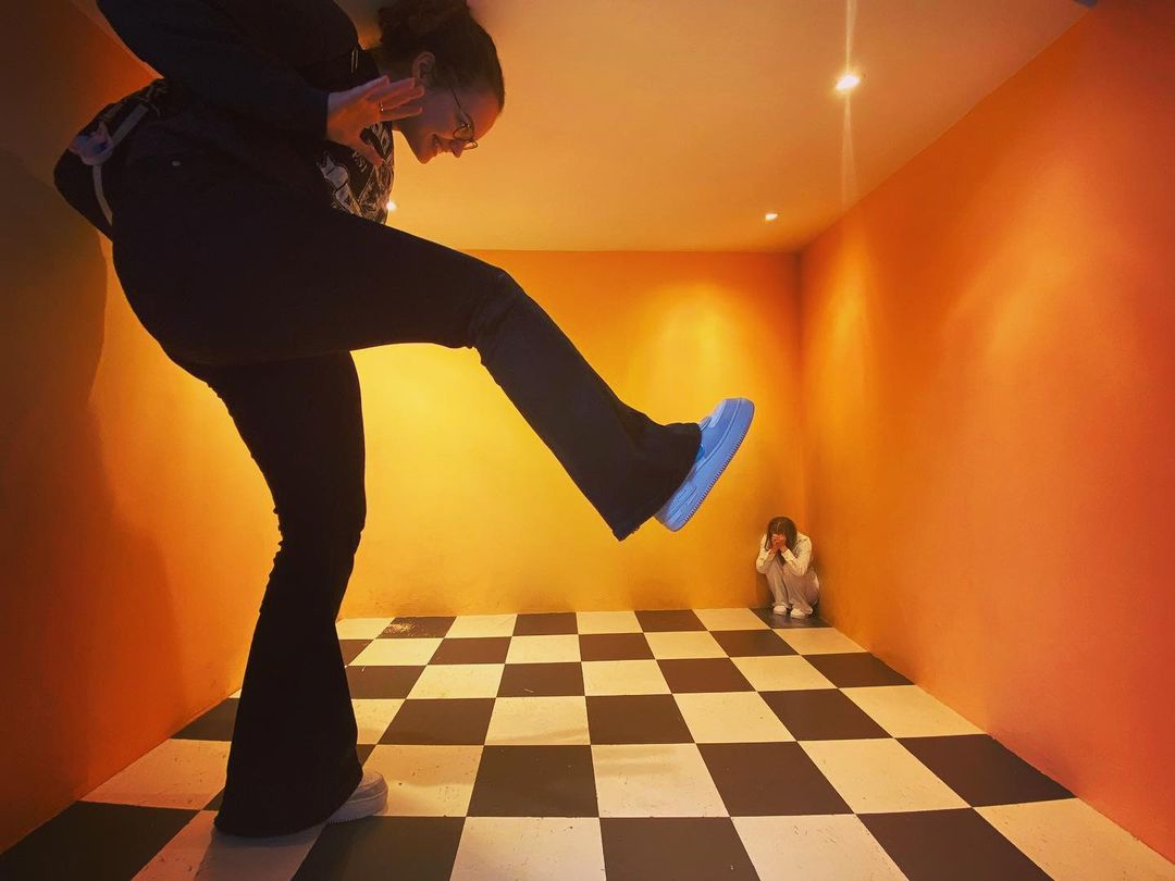 Exposition unique de la salle renversée à Illusion Brussels